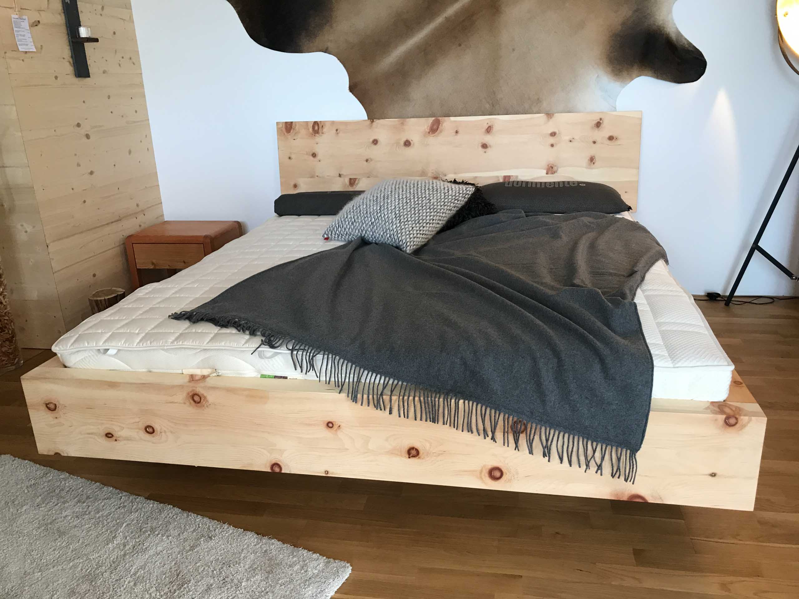 Zirbenbett Modell Oberstdorf stabiles Schwebebett aus Zirbe